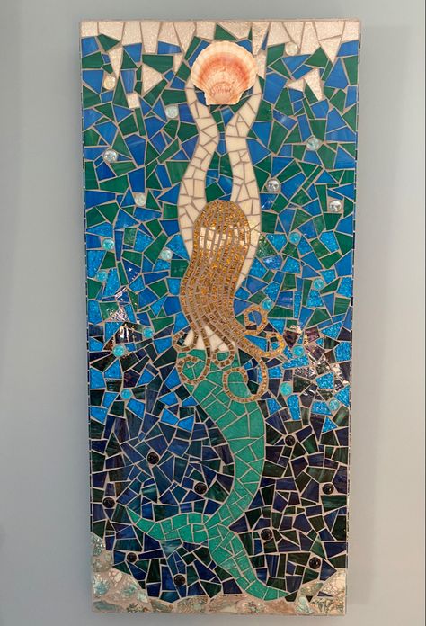 Mosaic Mermaid Ideas, Simple Mosaic Patterns, Rock Mosaics, Hansa Hand, Mosaic Mermaid, Stained Glass Mermaid, Mermaid Bar, Christmas Woodworking, Mermaid Mosaic