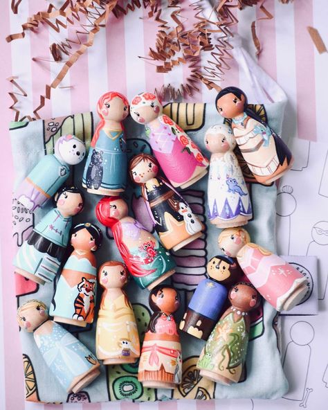 Painting Peg Dolls Diy, Peg Doll Ornaments, Peg Dolls Ideas, Diy Peg Dolls, Peg Doll House, Princess Peg Dolls, Dollhouse Castle, Nativity Peg Doll, Wood Family