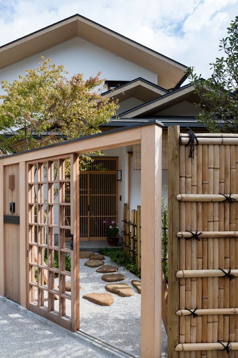 Japanese Exterior, Japandi House, Japanese Garden Landscape, Japanese Home Design, Backyard Seating Area, Japanese Style House, Traditional Japanese House, Entrance Gates Design, Japanese Garden Design