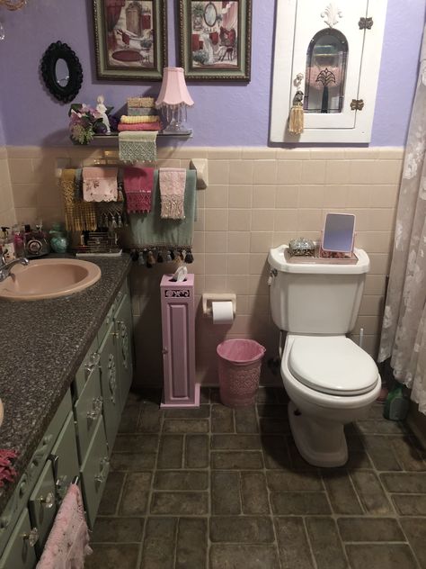 Bathroom Decor Y2k, 2000s Home Aesthetic, Y2k Bathroom Aesthetic, Hello Kitty Bathroom Ideas, Trashy Apartment, Early 2000s Bathroom, Nostalgic Bathroom, Hogwarts Legacy Castle, Early 2000s House