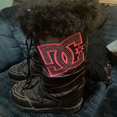 2000’s Boots, Dc Moon Boots, Dc Boots Outfit, Y2k Winter Boots, 2000s Mcbling Outfits, Dc Snow Boots, Mcbling Clothes, 2000s Boots, Dc Boots