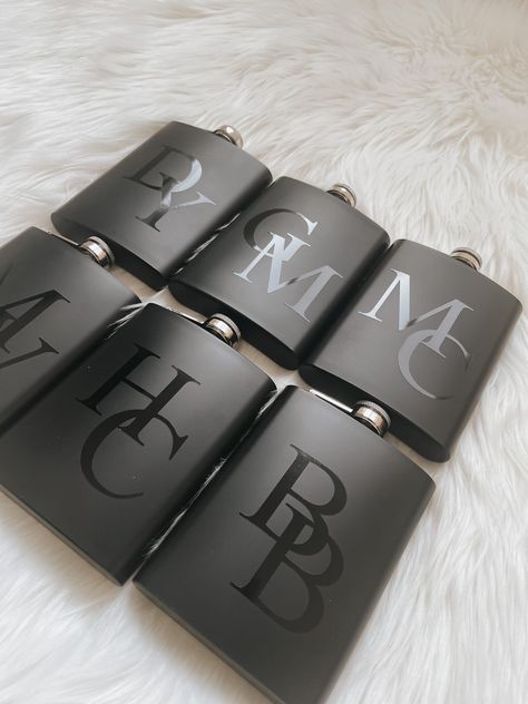 Cricut Flask Ideas, Grooms Proposal Boxes, Bridesmaid And Groomsmen Proposal, Groomsmen Proposal Box Ideas, Groomsman Boxes, Bridesmaid Box Ideas, Flask Groomsmen Gifts, Bridesmaid Proposal Ideas, Groomsmen Favors