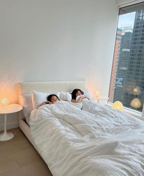 Calming Photos, Friends Goals, Sister Poses, Sister Pictures, Big Sister Little Sister, Moving In Together, Apartment Aesthetic, Preppy Room, Future Apartment