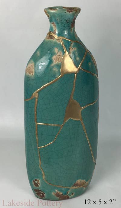 Kintsugi Art Examples | Japanese Method of Pottery Repaired With Gold Japanese Broken Pottery Gold, Kintsugi Ceramics, Japanese Broken Pottery, Kintsukuroi Art, Vase Design Ideas, Japanese Pottery Kintsugi, Kintsugi Aesthetic, Japanese Gold Repair, Kintsugi Vase