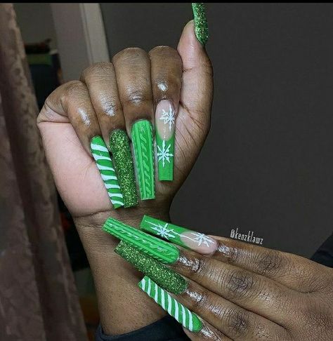 Blinged Out Christmas Nails, Lime Green Christmas Nails, Winter Coffin Nail Ideas, Dope Christmas Nails, Green Christmas Nails Acrylic, Christmas Nails Baddie, Green And Gold Christmas Nails, Christmas Baddie Nails, Simple Grinch Nails