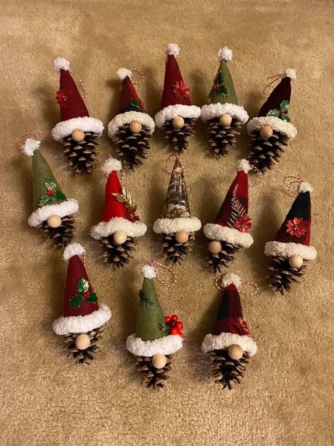 Christmas Porch Planters, Christmas Planter Ideas, Wooden Christmas Trees Diy, Christmas Bazaar Crafts, Christmas Planter, Pinecone Crafts Christmas, Easy Christmas Ornaments, Porch Planters, Amazing Crafts