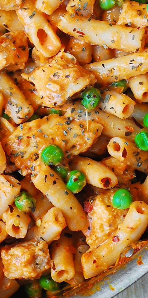 Spicy Chicken Pasta with Peas - delicious, Italian-style pasta with a creamy Mozzarella cheese sauce! SO GOOD! Mozzarella Cheese Sauce, Spicy Chicken Pasta, Chicken Penne Pasta, Pasta With Peas, Chicken Penne, Creamy Tomato Sauce, Cook Chicken Breast, Paula Deen, Penne Pasta