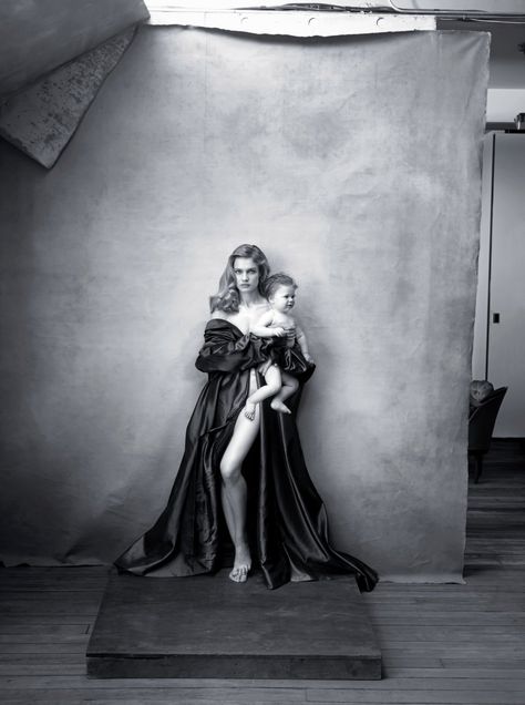 Annie Leibovitz - Pirelli Calendar 2016: Natalia Vodianova Anne Leibovitz, Annie Leibovitz Photos, Annie Leibovitz Photography, Pirelli Calendar, Shooting Studio, Maternity Studio, Summer Family Photos, Photographie Portrait Inspiration, Natalia Vodianova