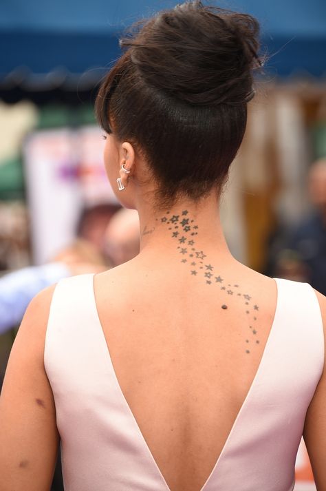 Rihanna: Rihanna got a cluster of stars tattooed on her back. Rihanna Star Tattoo, Celebrity Tattoos Women, Best Celebrity Tattoos, Best Star Tattoos, Rihanna Tattoo, Small Star Tattoos, Jessica Szohr, Westwood California, Back Of Neck Tattoo