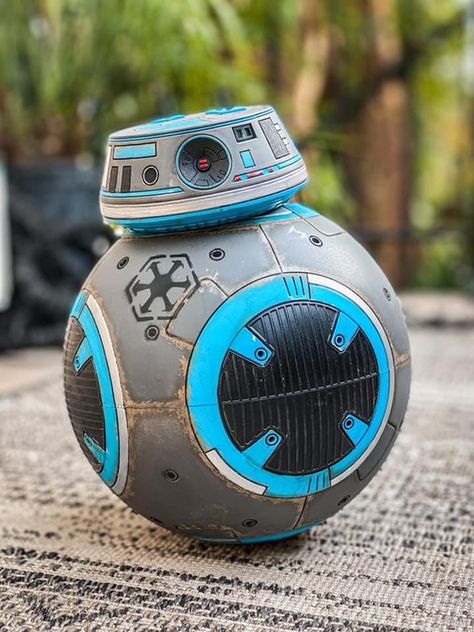 Bb8 And R2d2, Star Wars Batuu, Droids Star Wars, Wood Robots, Droid Depot, Bb8 Droid, Y Wing, Astromech Droid, Galaxy Edge