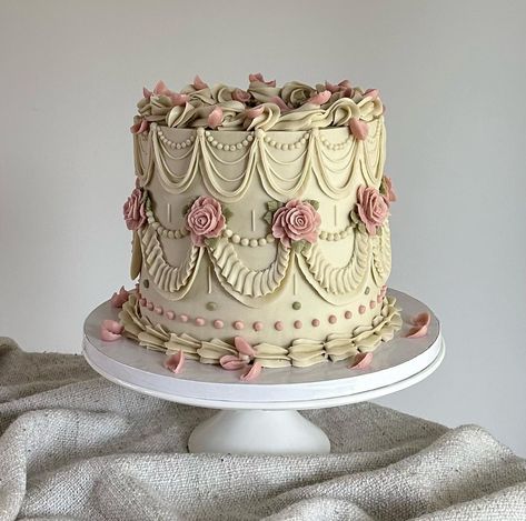 Victorian Cakes Vintage, Marie Antoinette Cake, 100 Cupcakes, Victorian Cakes, Beige Roses, Bolo Vintage, Vintage Birthday Cakes, Chabby Chic, Vintage Cakes