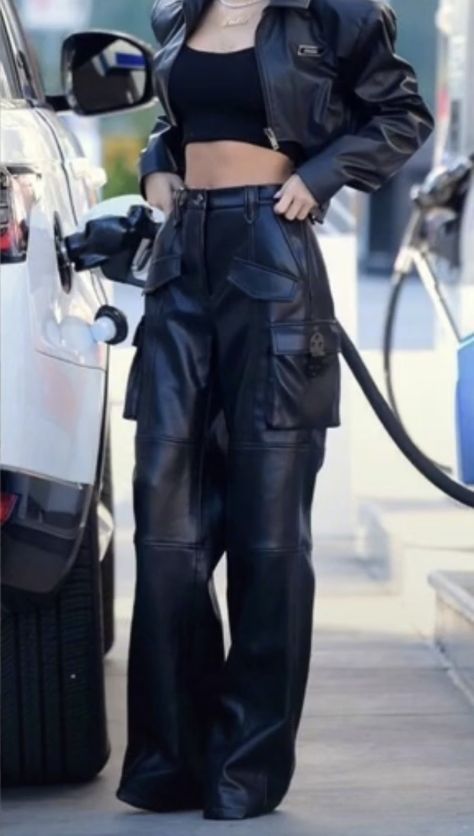 Baggy Leather Trousers Outfit, Baggy Leather Pants Outfit, Baggy Trousers Outfit, Baggy Leather Pants, Leather Trousers Outfit, Trousers Outfit, Outfits Stylish, Leather Pants Outfit, Trouser Outfit