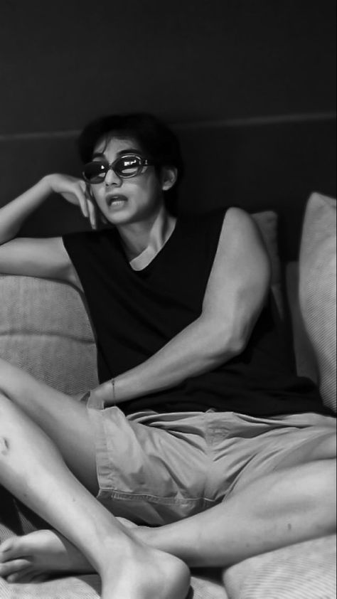 #taehyung #bts #blackandwhite #kimtaehyungbts Taehyung Muscles, Taehyung Daddy, Daddy Taehyung, Bottom Jungkook, Blackandwhite Aesthetic, Army Day, Taehyung Abs, V Taehyung, Short Story