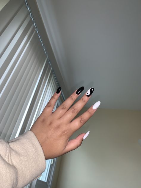 Nails Acrylic Ying Yang, Ting And Yang Nails, Black And White Ying Yang Nails, White Ying Yang Nails, Acrylic Nails Checkered, Starter Nails, Ying Yang Nail Art, Play Nails, Black And White Ying Yang