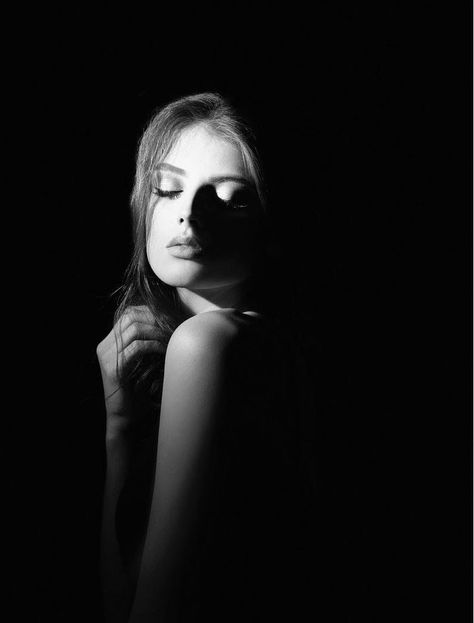 #wallpaper Low Key Photography Women, Low Key Photo, Chiaroscuro Photography, Spotlight Photography, Elain Archeron, Low Key Portraits, Low Key Photography, Narrative Photography, Dark Portrait