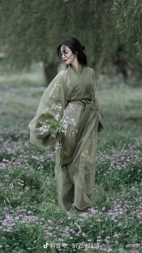 Han Chinese Clothing, Hanfu Dress Aesthetic, Asian Clothes Traditional, Chinese Outfit Aesthetic, Taiwan Traditional Clothes, Kimono Aesthetic Traditional, Asian Princess Aesthetic, Chinese Woman Traditional, Hanfu Aesthetic