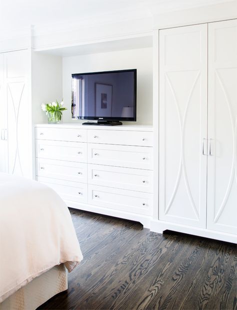 Stunning bedroom features a wall of built-in dresser and dual wardrobe cabinets. Bedroom Built In Dresser, Built In Bedroom Cabinets, Wardrobe Tv, Bedroom Tv Stand, Bedroom Built Ins, Bedroom Wall Units, Bedroom Wardrobe Design, Bedroom Built In Wardrobe, Built In Dresser