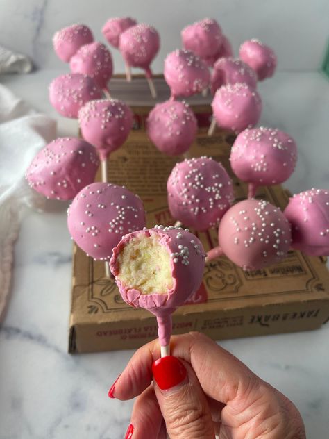 How to Make Copycat Starbucks Cake Pops Cake Pop Cupcakes, How To Make Cake Pops, Soft Frosted Sugar Cookies, Starbucks Cake Pops, Cake Pop Recipe Easy, Cheesecake Pops, Starbucks Cake, Food Tiktok, Wilton Candy Melts