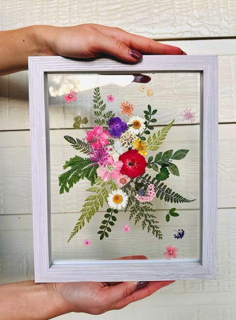 Pressed Flower Window Pane, Pressed Flower Wall Art Diy, Flower Painting On Glass Frame, Dried Flower Design, Dried Flower Artwork, Dried Flower Framed Art, Pressed Flower Frame Ideas, Flower Pressing Art, Pressed Flower Jars