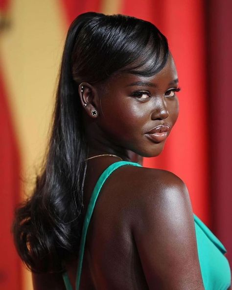 📸 South Sudanese sensation Adut Akech steals the spotlight at the Vanity Fair Oscars Afterparty Adut Akech, Dark Skin Beauty, Cute Makeup Looks, Model Face, Dark Skin Women, On The Red Carpet, The Red Carpet, Black Is Beautiful, Vanity Fair