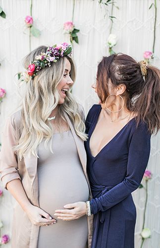 Maternity Shoot With Sister, Maternity Photography With Sister, Maternity Photoshoot With Friends, Baby Shower Poses With Friends, Pregnancy Photoshoot With Friends, Surrogacy Photoshoot, Maternity Shoot With Friends, Friend Pregnancy Photos, Pregnant Best Friends