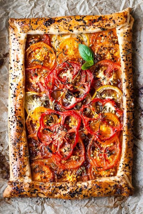 Onion Puff Pastry, Easy Tomato Tart, Puff Pastry Crust, Tomato Tart, Tomato Pie, Savory Tart, Pastry Tart, Roasted Tomato, Puff Pastry Recipes