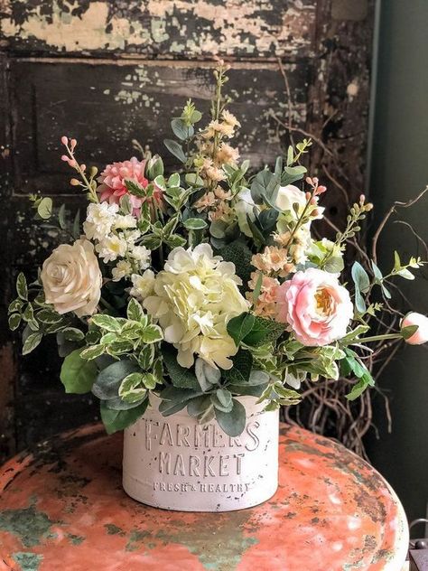 Spring Flower Arrangements Centerpieces, Spring Flower Arrangements, Spring Centerpiece, Diy Arrangements, Floral Arrangements Diy, Flower Arrangements Diy, Silk Flower Arrangements, Beautiful Flower Arrangements, Deco Floral