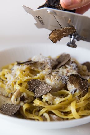 Mama Tommy's: Black Truffle and Shiitake Mushroom Fettuccine [Zack] Pasta Mushroom Recipes, Black Truffle Recipe, Recipes Mushrooms, Pasta Mushroom, Mushroom Fettuccine, Cooking Blogs, Cheese Pasta Recipes, Truffle Pasta, Truffle Mushroom