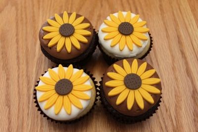 Sunflower Icing Flowers, Cupcakes Sunflower, Mini Sunflower Cupcakes, Lemon Sunflower Cupcakes, Fondant Sunflower Cupcakes, Oreo Sunflower Cupcakes, Sunflower Cupcakes, Dessert Cupcakes, Cup Cakes