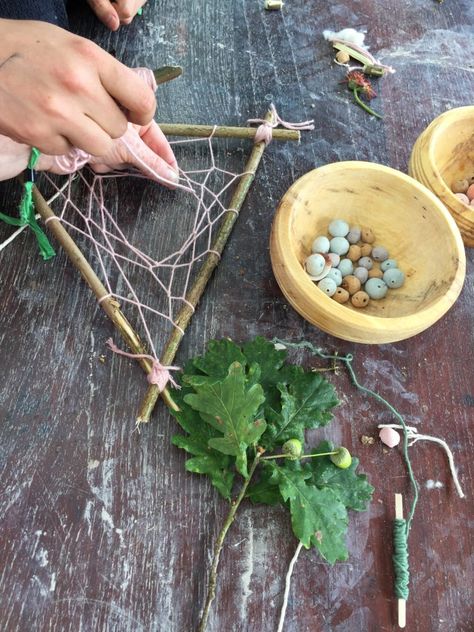 Make a Natural biodedegradeable Dream Catcher Kids Dream Catcher, Nature Dream Catcher, Easy Dream Catcher Diy, Dream Catcher For Kids, Nature Crafts Kids, Bird Seed Feeders, Juice Carton, Fairy Tale Crafts, Print Wrapping Paper