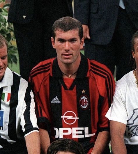 Ac Milan Shirt, Ac Milan Kit, Old Football Players, Theo Hernandez, Milan Ac, زين الدين زيدان, Cr7 Messi, Legends Football, Football Players Images