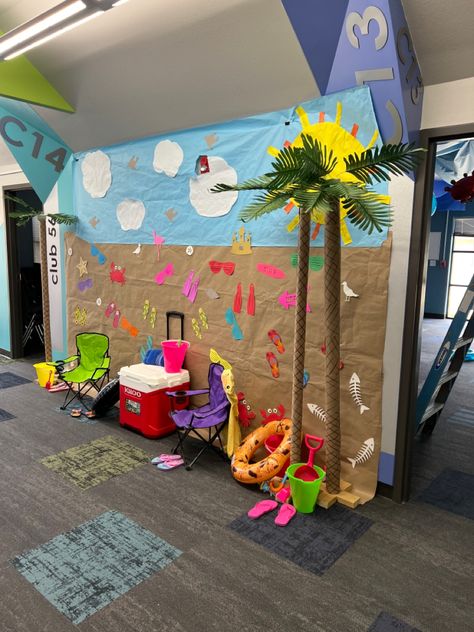 Beach Theme Cubicle Decor, Beach Display Classroom, Beach Party Indoor, Beach Theme School Party, Beach Theme Classroom Ideas, Beach Classroom Decorations, Beach Hallway Decorations School, Beach Theme Classroom Decorations, Vbs Beach Theme Decorations