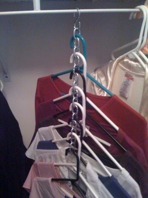 You can also use chains and s-hooks. | 25 Brilliant Lifehacks For Your Tiny Closet Dorm Hacks, Closet Hangers, Closet Hacks, Tiny Closet, Camper Storage, Dorm Room Organization, Dollar Store Organizing, Ideas Hogar, Small Closet