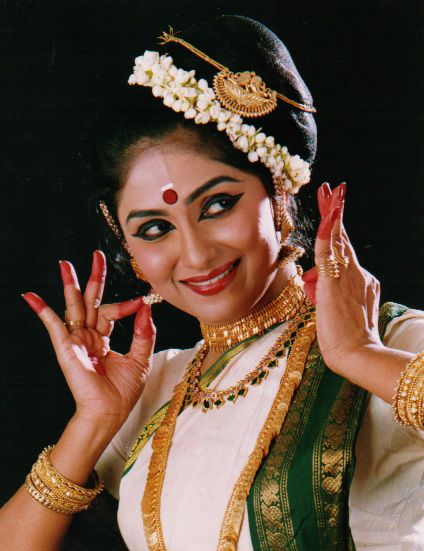 Sunanda Nair, Classical Indian Dance Bharatanatyam Dancer, Indian Classical Dancer, Bharatanatyam Poses, Dance Of India, Indian Classical Dance, Hema Malini, Dance Paintings, World Dance, Indian People