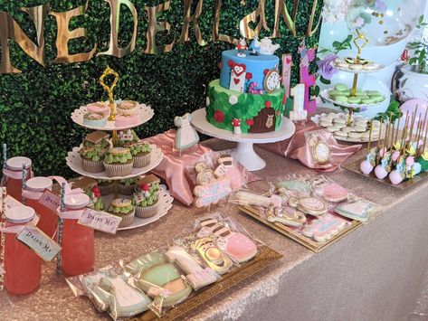 Alice In Wonderland Cake Table, Alice In Wonderland Desserts, Alice In Wonderland Dessert Table, Quince Decor, Hoco 2024, Alice In Wonderland Cakes, Wonderland Birthday, Alice In Wonderland Birthday, Wonderland Theme