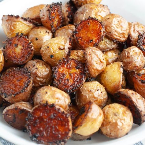 Learn how to make the best oven roasted baby potatoes. Crispy on the outside and tender on the inside. These flavorful potatoes make the perfect side dish. Roasted Small Potatoes, Oven Roasted Baby Potatoes, Chicken Salad Chick Recipe, Roasted Mini Potatoes, Butterfinger Cake, Ribs Recipes, Mashed Red Potatoes, Pasta Side, Cream Cheese Pasta