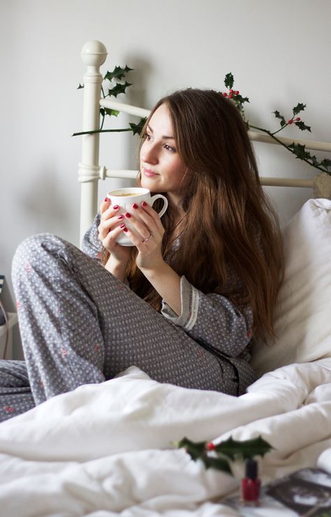 lazy morning. Prom Dresses With Pockets, Model Outfit, Coffee Girl, Tea Break, Good Morning Coffee, Coffee Gifts, Best Nail, A Perfect Day, Coffee Break