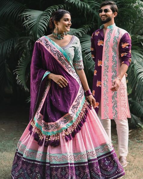 Couple Navratri Outfits, Navratri Couple Outfits, Cuples Cloths, Couple Traditional Outfits Indian, Couple Matching Outfits Indian, Family Matching Outfits Indian, Lehenga Color Combinations, Elegant Skirt Outfits, Couple Dresses