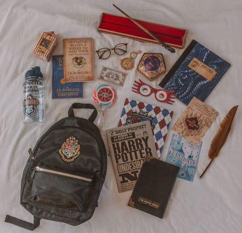 Harry Potter Merchandise Clothes, Hogwarts Backpack, Harry Potter Fanları, Harry Potter Backpack, Harry Potter School, What's In My Backpack, Harry Potter Accessories, In My Backpack, Stile Harry Potter