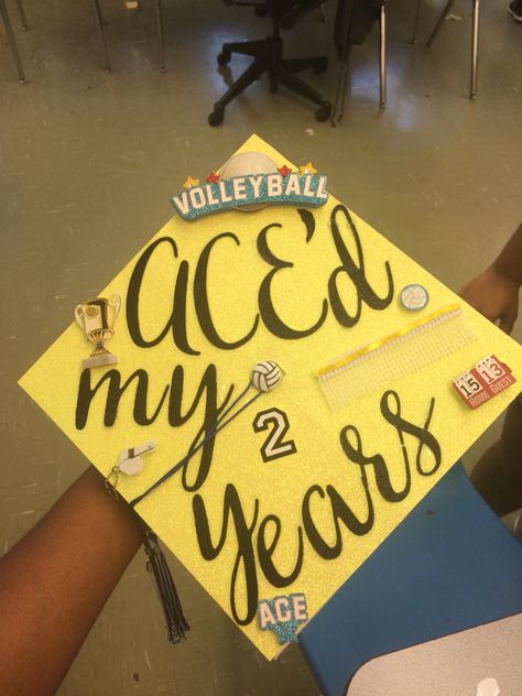 Volleyball graduation cap decoration. Gym Graduation Caps, Sports Graduation Cap, Exercise Graduation Cap, Volleyball Graduation Cap, Throwing Caps Graduation, Grad Cap Ideas, Caps Ideas, Creative Graduation Caps, Graduation Hats