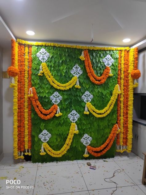 Traditional Betel Leaf Decor #mehendi #mehendidecoration #mehendidecorideas #mehendidecorationathome #mehendidecoritems #mehendidecorindoor #mehendidecorprops #mehendidecordiy #mehendidecoroutdoor #mehendidecorpinterest #mehendidecorwedmegood #haldi #haldidecor #haldidecoration #haldidecorideas #haldidecorathome #haldidecoritems Nalugu Decoration Ideas, Indian Baby Shower Decorations, Leaf Decor Wedding, Betel Leaf, Welcome Home Decorations, Simple Stage Decorations, Home Flower Decor, Pooja Decoration, Indian Wedding Decor