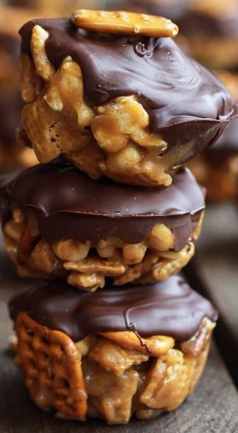 Chex Mix Bars, Peanut Butter Chex Mix, Chocolate Chex Mix, Chocolate Chex, Easiest Dessert, Chex Mix Recipes, Snack Mix Recipes, Candy Recipes Homemade, Christmas Candy Recipes