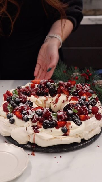 Christmas Wreath Dessert, Christmas Pavlova Wreath, Pavlova Wreath, Turkish Dessert, Christmas Pavlova, Baked Meringue, Candied Cranberries, Raspberry Coulis, Pavlova Recipe