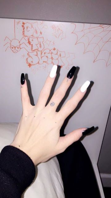 Nail Art Blanc, Fantastic Nails, Black And White Nail, Black And White Nail Art, Makeup Nails Art, Halloween Acrylic Nails, Edgy Nails, Grunge Nails, Simple Acrylic Nails