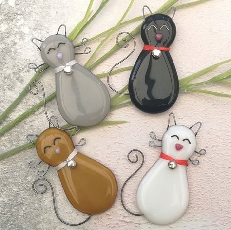 Cat Magnets, Cat Bell, Seaside Wall Art, Glass Glue, Glass Magnets, Fused Glass Ornaments, Glass Fusing Projects, Glass Cat, Plant Labels