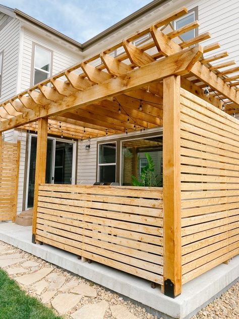 Privacy Pergola, Diy Pergola Plans, Wall Pergola, Privacy Wall, Cedar Pergola, Building A Pergola, Privacy Walls, Front Porch Ideas For Mobile Homes, Patio Makeover