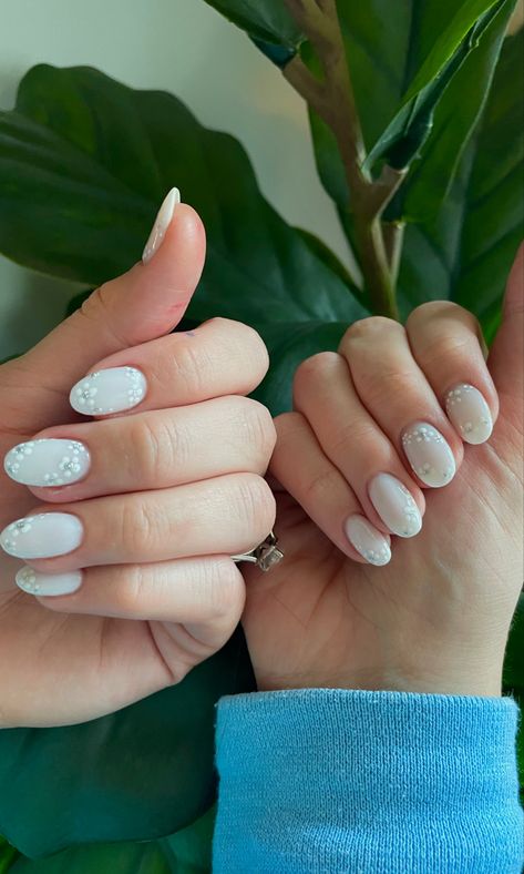 White Nails With White Flowers, White Nails With Flowers, Flower Spring Nails, 2024 Manicure, Nails With Flowers, Nails Neutral, Nails Flower, Simple Gel Nails, Flower Nail Designs