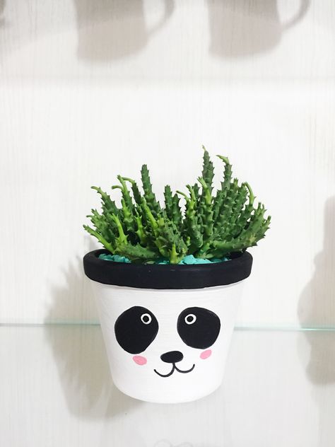 Panda Pot Painting, Pots Design, Pot Tanaman, Panda Decorations, Terra Cotta Pot Crafts Diy, Panda Face, Cactus Plant Pots, Plant Pot Design, Pot Art