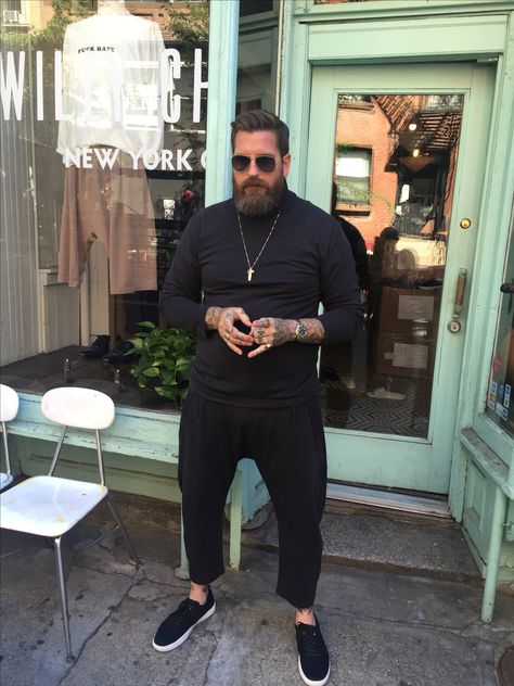 Luke Wessman Ny fashion week. Tattoo artist. Bearded gentleman. Style. Luke Wessman, Bearded Gentleman, Artist Clothing, Estilo Hipster, Hipster Beard, Beard Style, Awesome Beards, Vintage Cowgirl, Artist Outfit