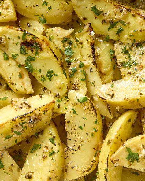 close up shot of greek lemon potatoes, topped with herbs Greek Lemon Potatoes, Lemon Pepper Salmon, Salmon Potato, Greek Potatoes, Taco Pie, Lunch Appetizers, Lemon Potatoes, Rice Ingredients, Baked Potatoes